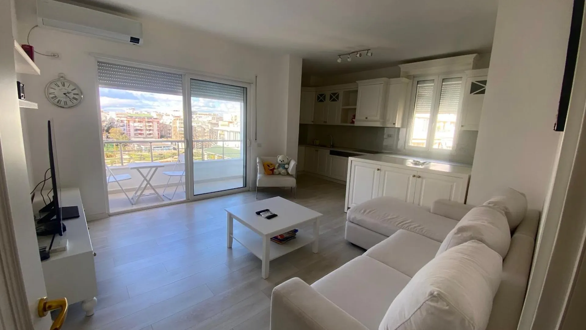 Cozy Apartment With Lake View Tirana